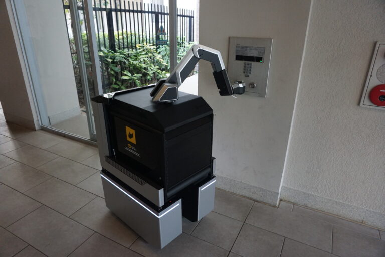 ヤマト運輸、ロボットでマンション内宅配開始――オートロックの開錠や